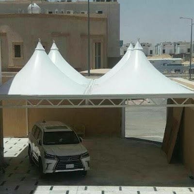 مظلات هرميه في حي الرمال